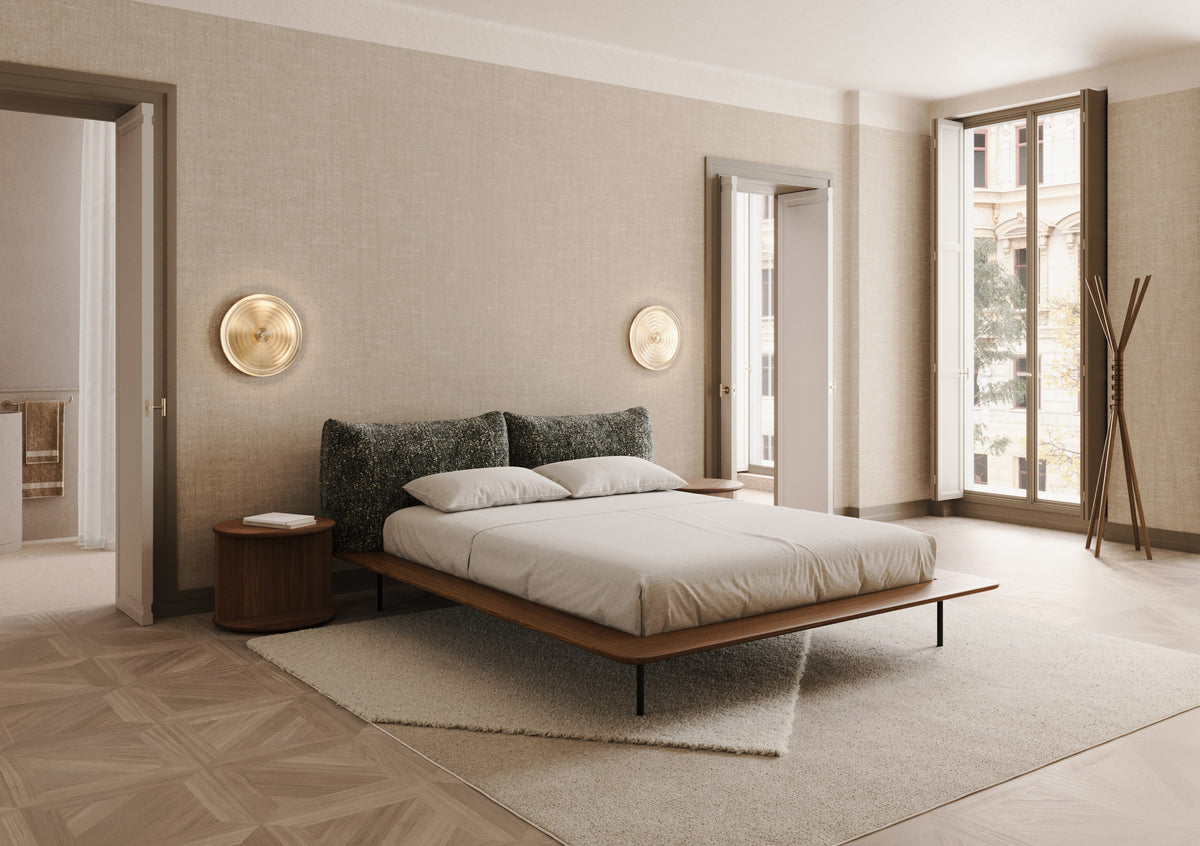 Lit Platform en noyer et tissu moucheté dans une chambre au parquet à panneaux