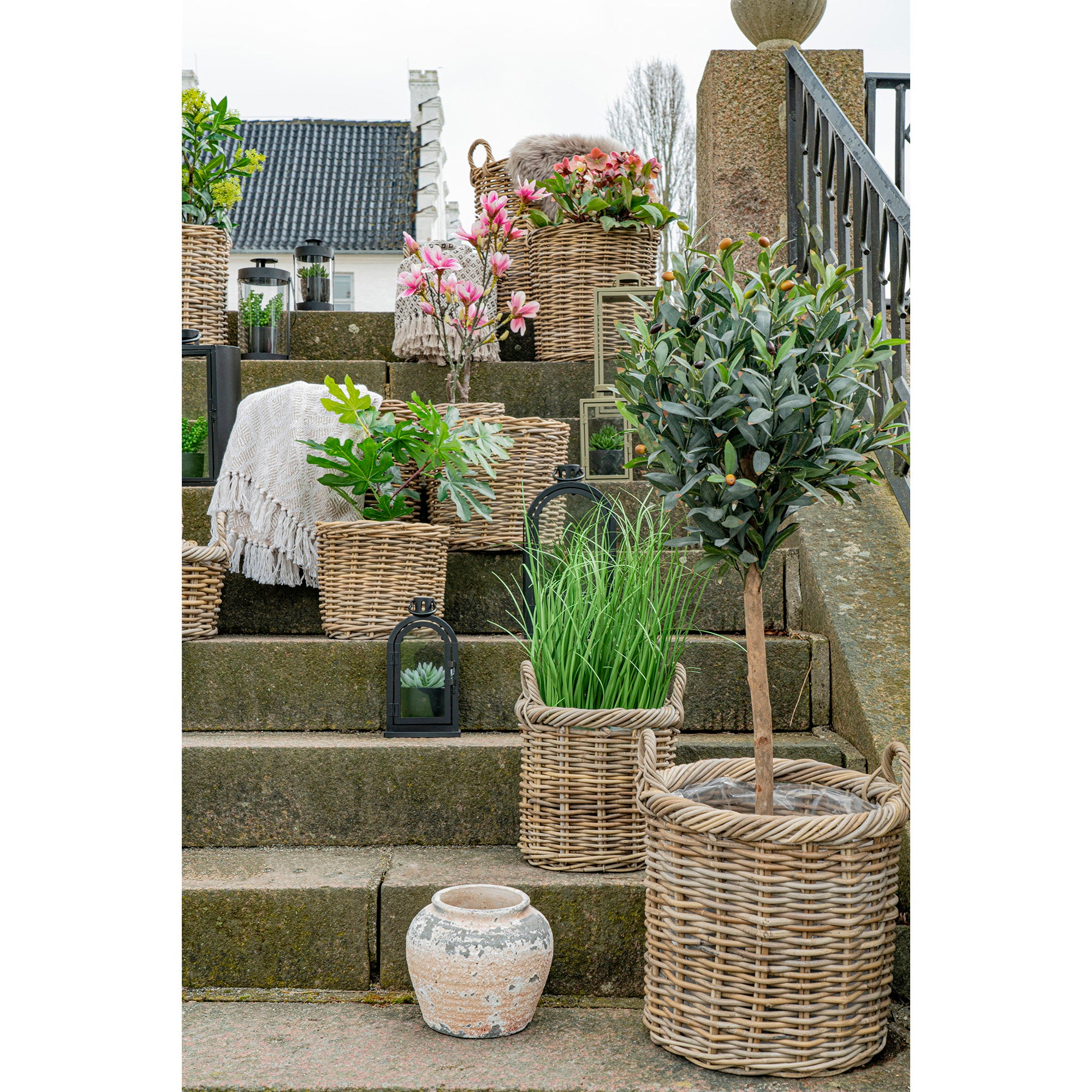 Cache-pots Gili rotin kubu naturel escalier jardin collection panier olivier magnolia décoration
