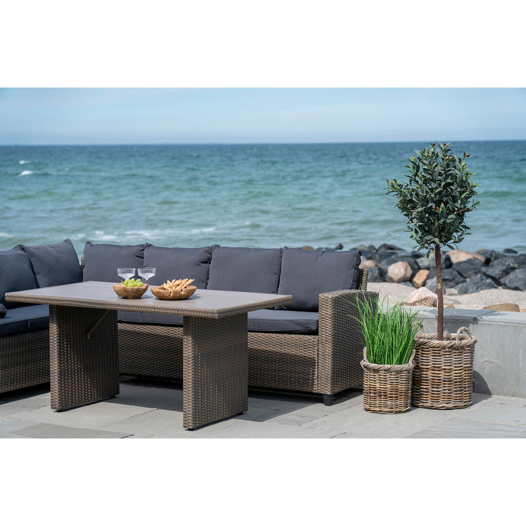 Duo cache-pots Gili rotin kubu en situation terrasse salon extérieur olivier plante déco