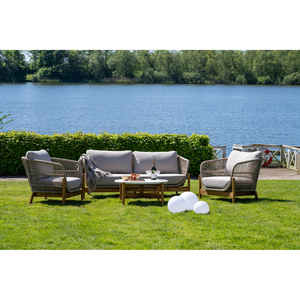 Lot boules solaires Lifton blanches posées pelouse salon jardin bord de lac journée