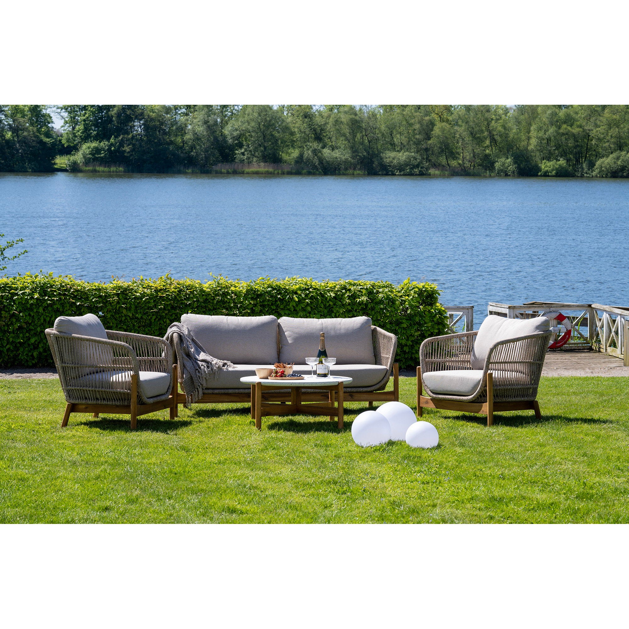 Lot boules solaires Lifton blanches posées pelouse salon jardin bord de lac journée