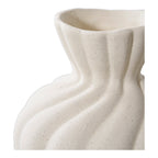 Gros plan du col et des ondulations du grand vase en céramique blanche mouchetée