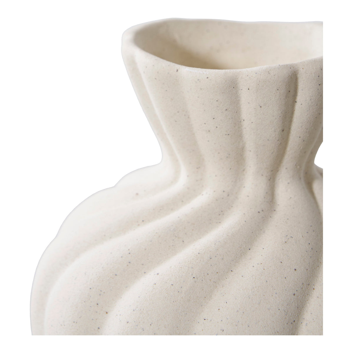 Gros plan du col et des ondulations du grand vase en céramique blanche mouchetée