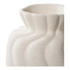Gros plan de la surface grenue et mouchetée du petit vase en céramique blanche