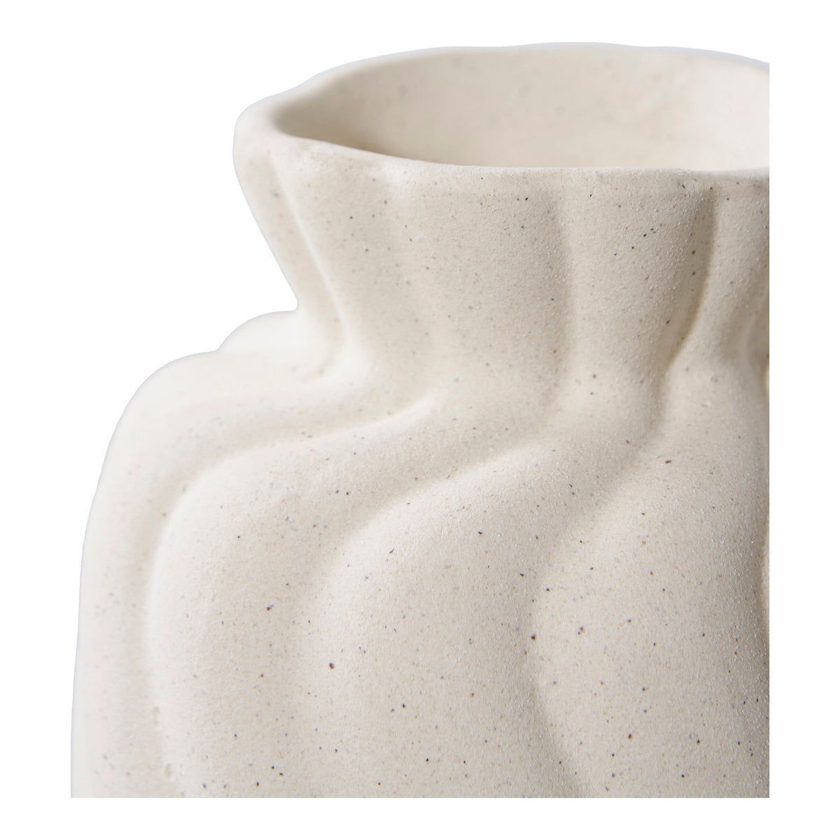 Gros plan de la surface grenue et mouchetée du petit vase en céramique blanche