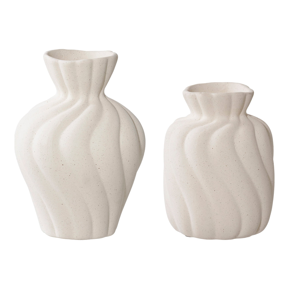 Les deux vases ondulés en céramique blanche côte à côte grand modèle et petit modèle sur fond blanc