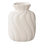 Petit vase ondulé en céramique blanche vu de face corps trapu et relief drapé
