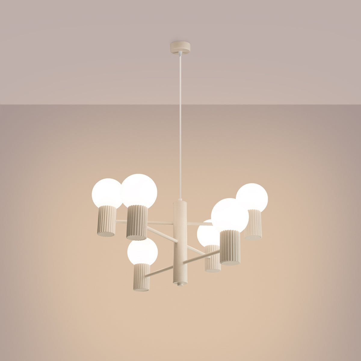 Lustre Halo laque beige allumé dont les six boules opales diffusent une lumière douce