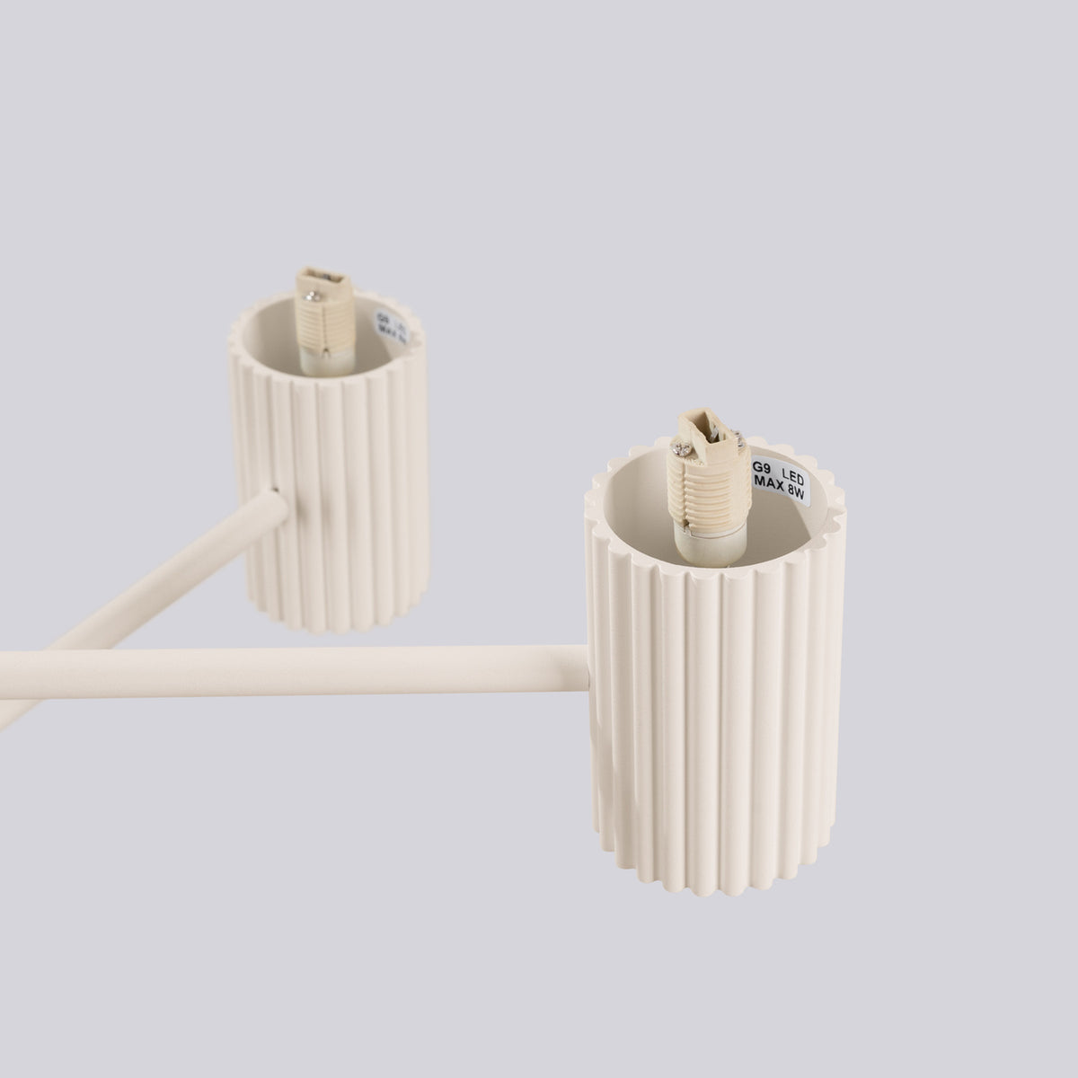 Deux culots cannelés laque beige sans leur boule avec les douilles G9 marquées LED 8 W maximum