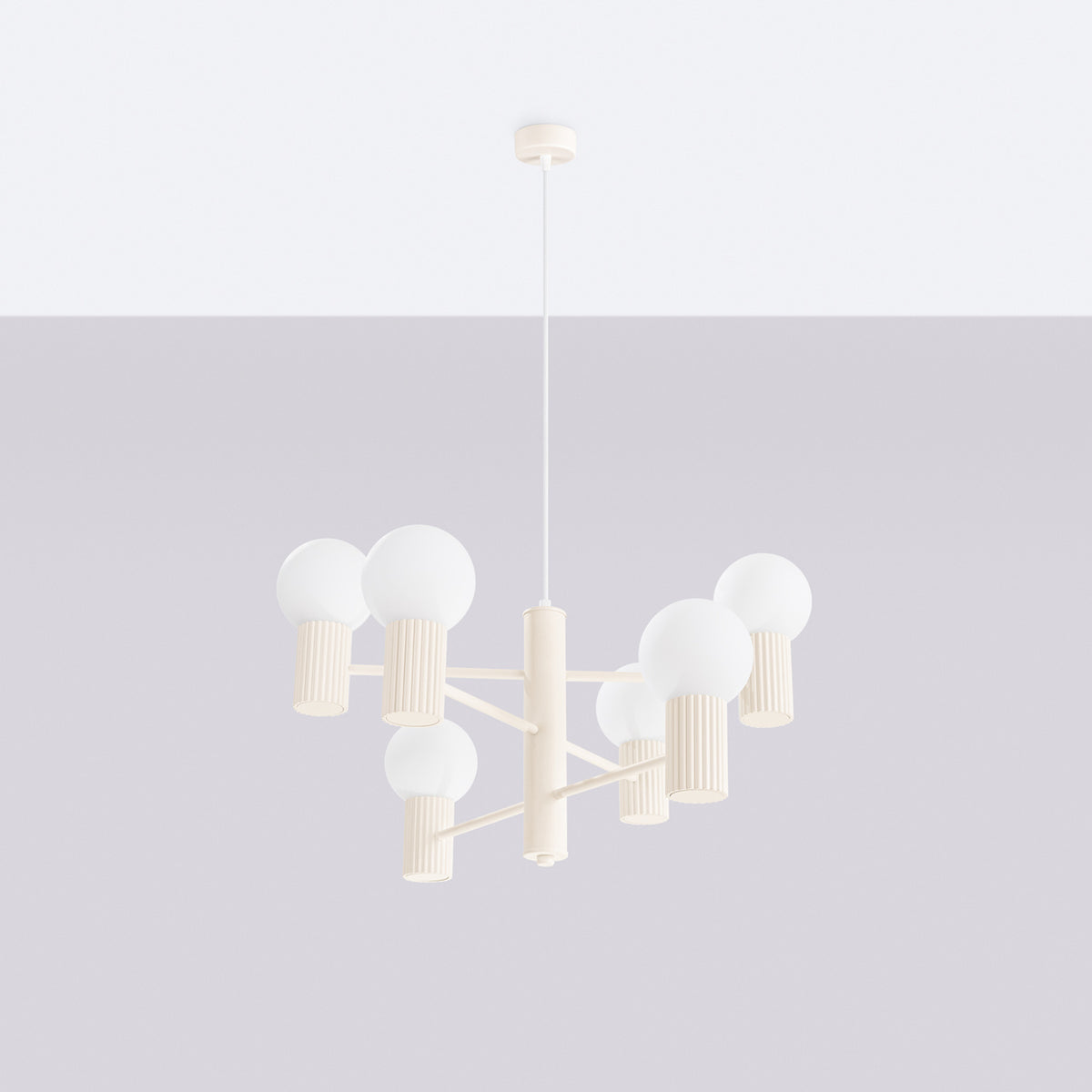 Lustre Halo laque beige éteint suspendu au plafond devant un mur gris clair