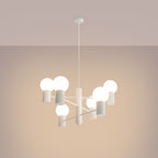 Lustre Halo laque blanche allumé dont les six boules opales diffusent une lumière douce