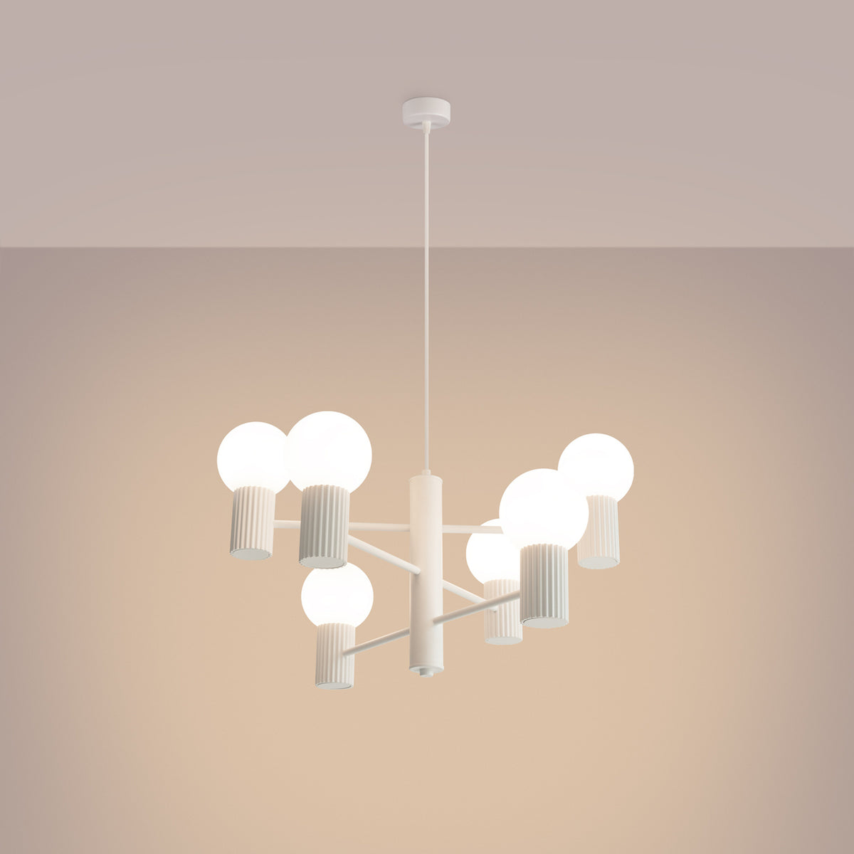 Lustre Halo laque blanche allumé dont les six boules opales diffusent une lumière douce