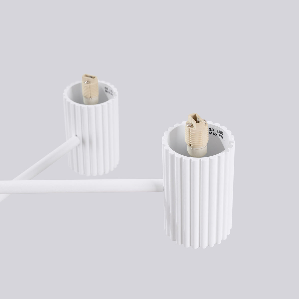 Deux culots cannelés laque blanche sans leur boule avec les douilles G9 marquées LED 8 W maximum