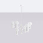 Lustre Halo laque blanche éteint suspendu au plafond devant un mur gris clair