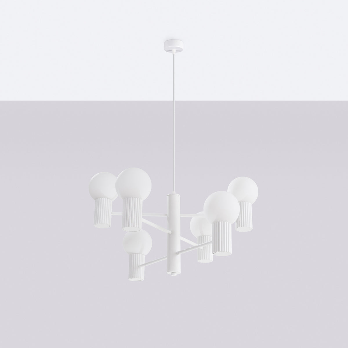 Lustre Halo laque blanche éteint suspendu au plafond devant un mur gris clair