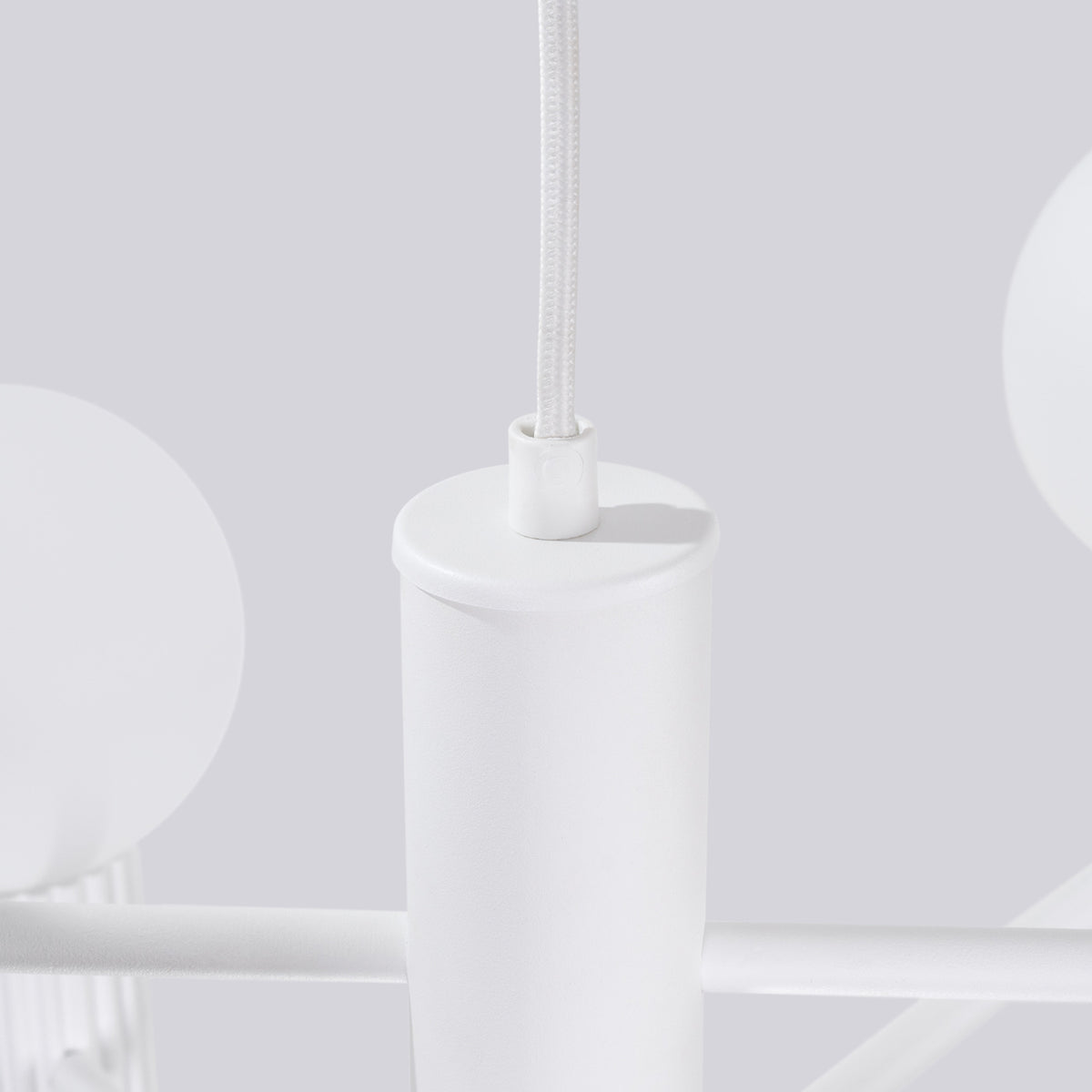 Haut du fût laque blanche avec le passe-câble et le câble tressé blanc