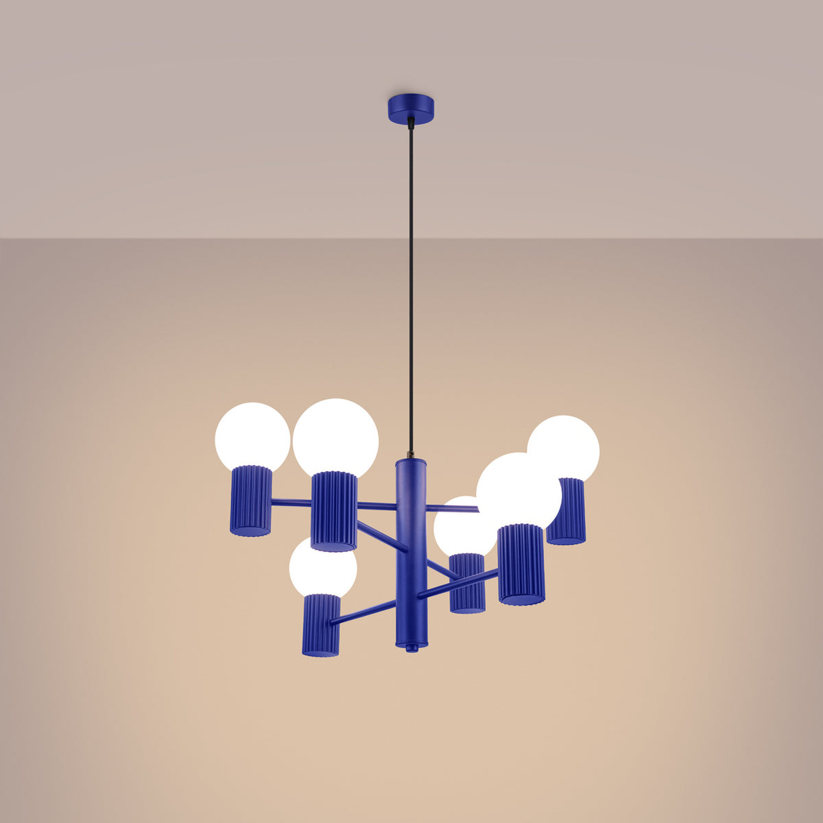 Lustre Halo laque bleu outremer allumé dont les six boules opales diffusent une lumière douce