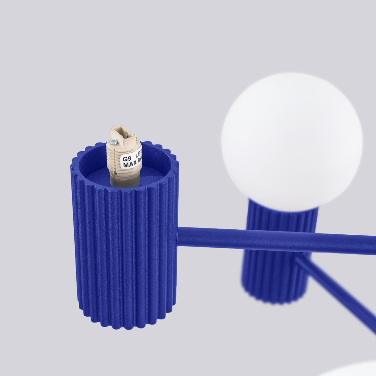 Culot cannelé laque bleu outremer sans sa boule avec la douille G9 marquée LED 8 W maximum