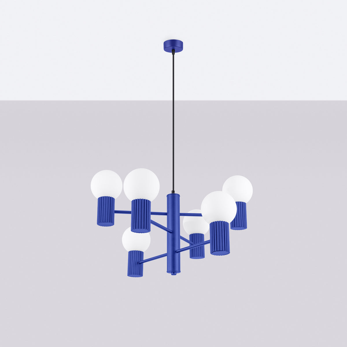 Lustre Halo laque bleu outremer éteint suspendu au plafond devant un mur gris clair
