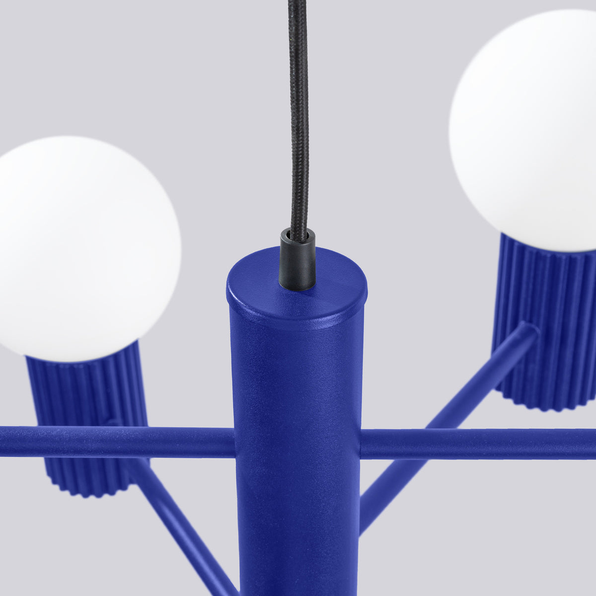Haut du fût laque bleu outremer avec le passe-câble et le câble tressé noir
