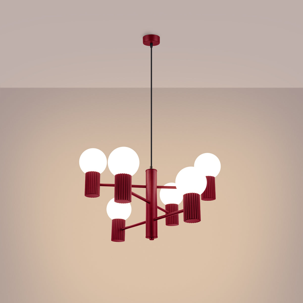 Lustre Halo laque bordeaux allumé dont les six boules opales diffusent une lumière douce
