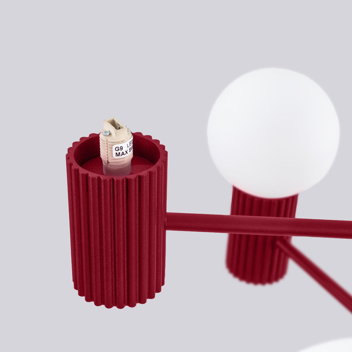 Culot cannelé laque bordeaux sans sa boule avec la douille G9 marquée LED 8 W maximum