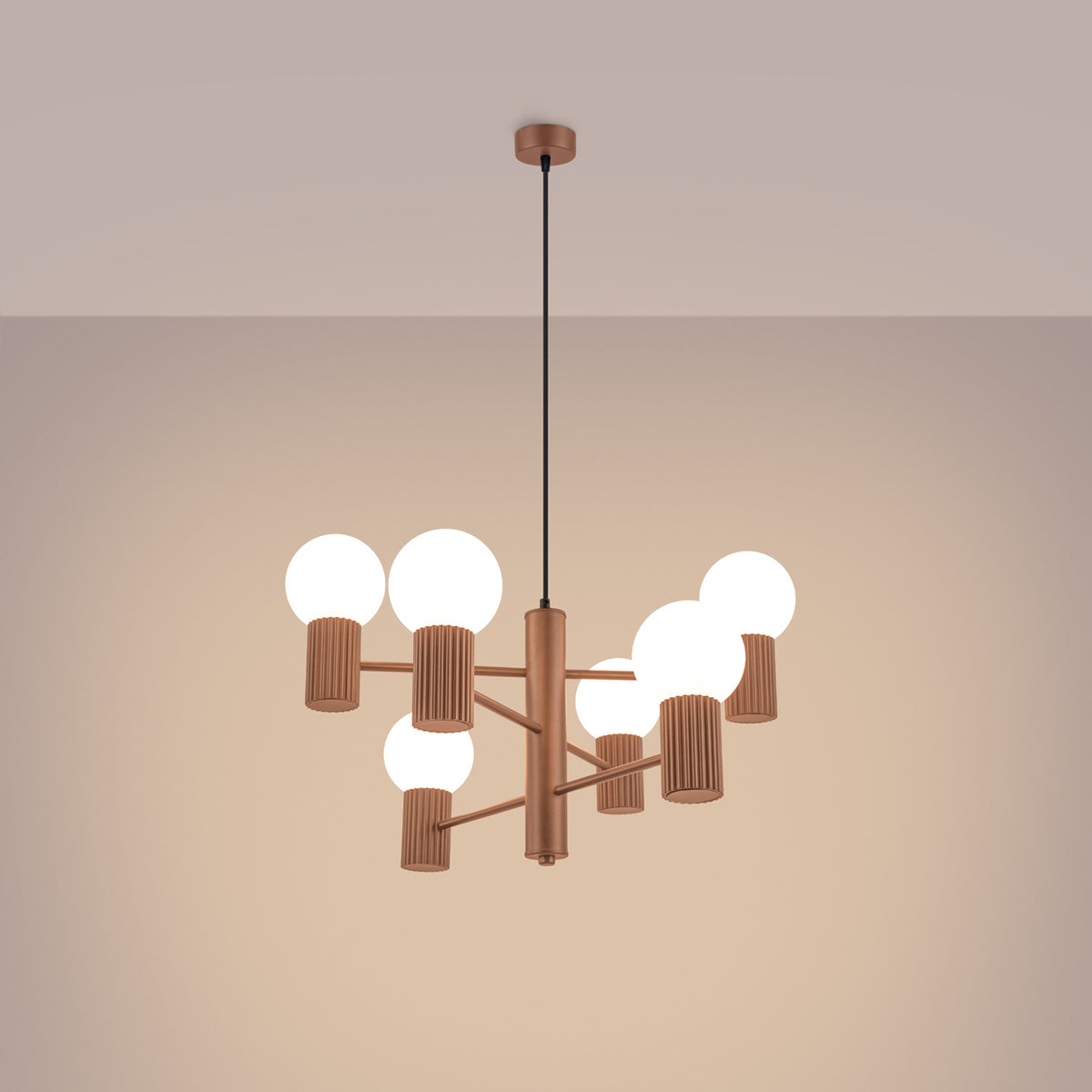 Lustre Halo laque brun moka allumé dont les six boules opales diffusent une lumière douce