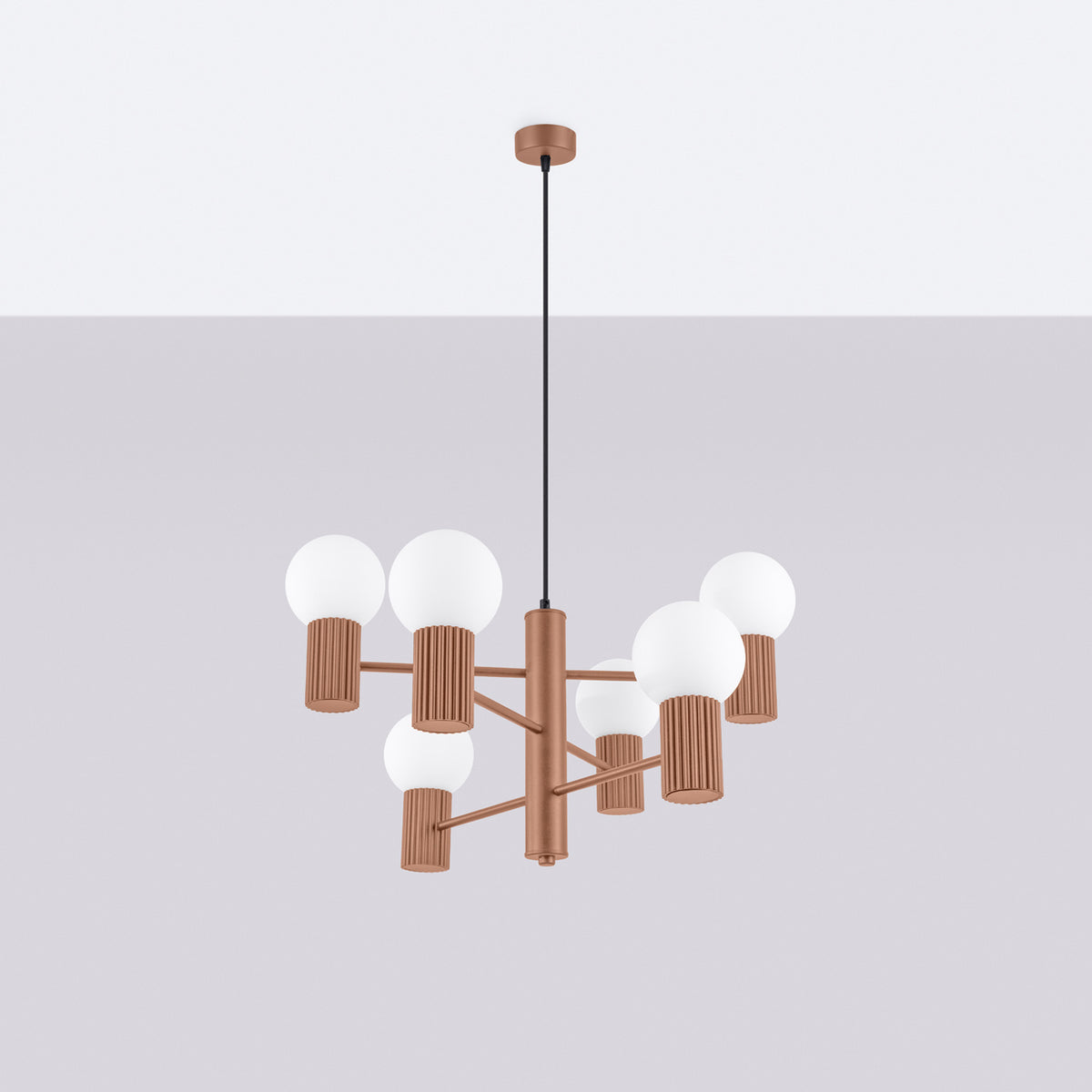 Lustre Halo laque brun moka éteint suspendu au plafond devant un mur gris clair