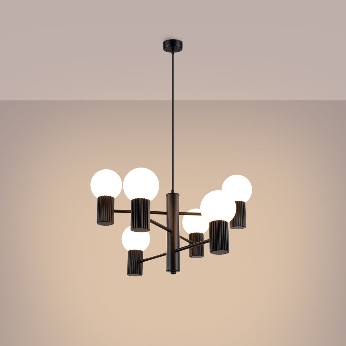 Lustre Halo laque noire allumé dont les six boules opales diffusent une lumière douce