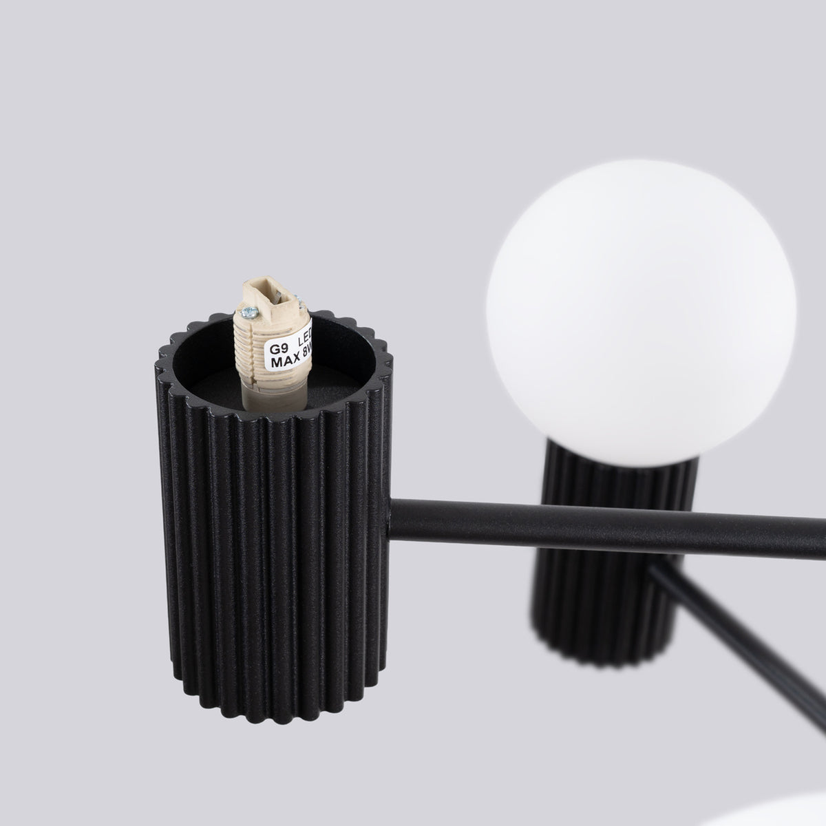 Culot cannelé laque noire sans sa boule avec la douille G9 marquée LED 8 W maximum