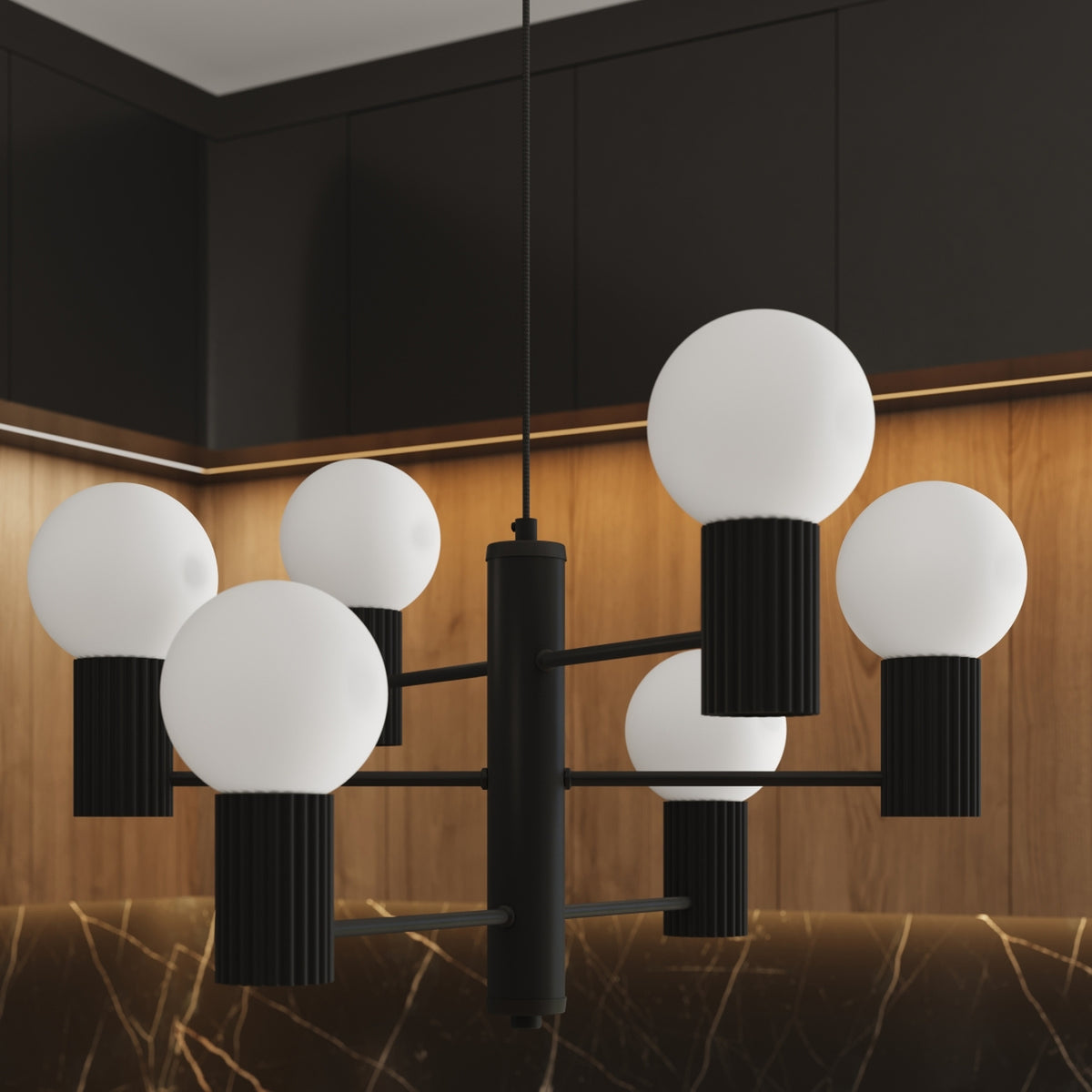Gros plan du lustre Halo laque noire et de ses six boules opales devant des façades en bois éclairées
