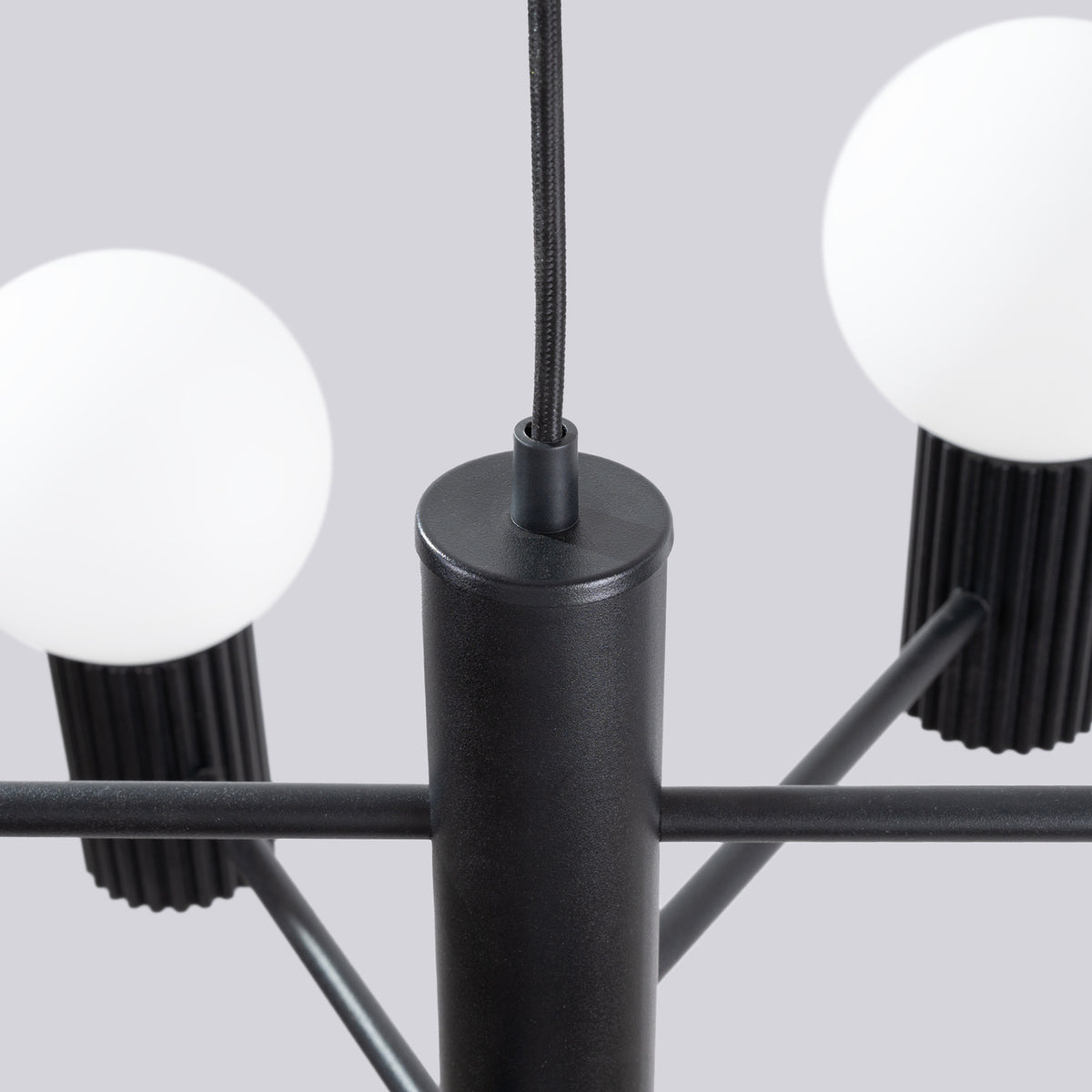 Haut du fût laque noire avec le passe-câble et le câble tressé noir