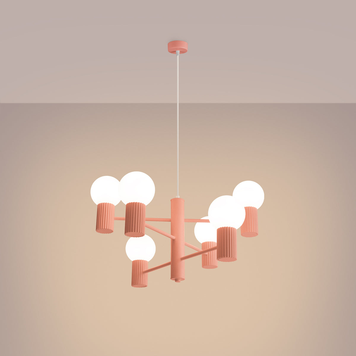 Lustre Halo laque rose pêche allumé dont les six boules opales diffusent une lumière douce