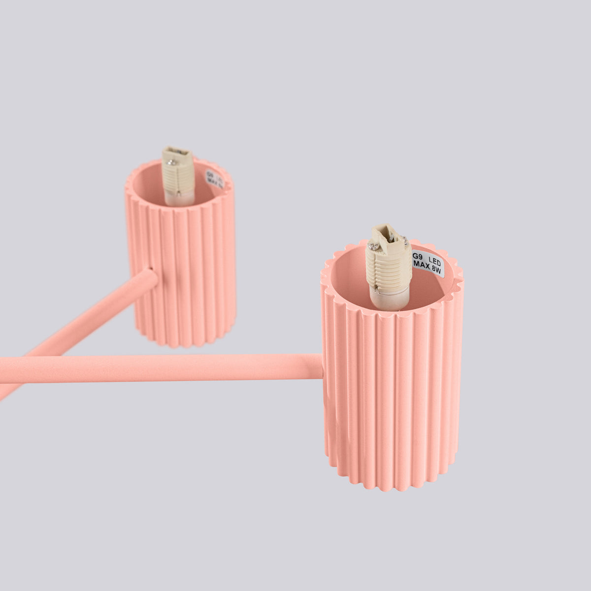 Deux culots cannelés laque rose pêche sans leur boule avec les douilles G9 marquées LED 8 W maximum