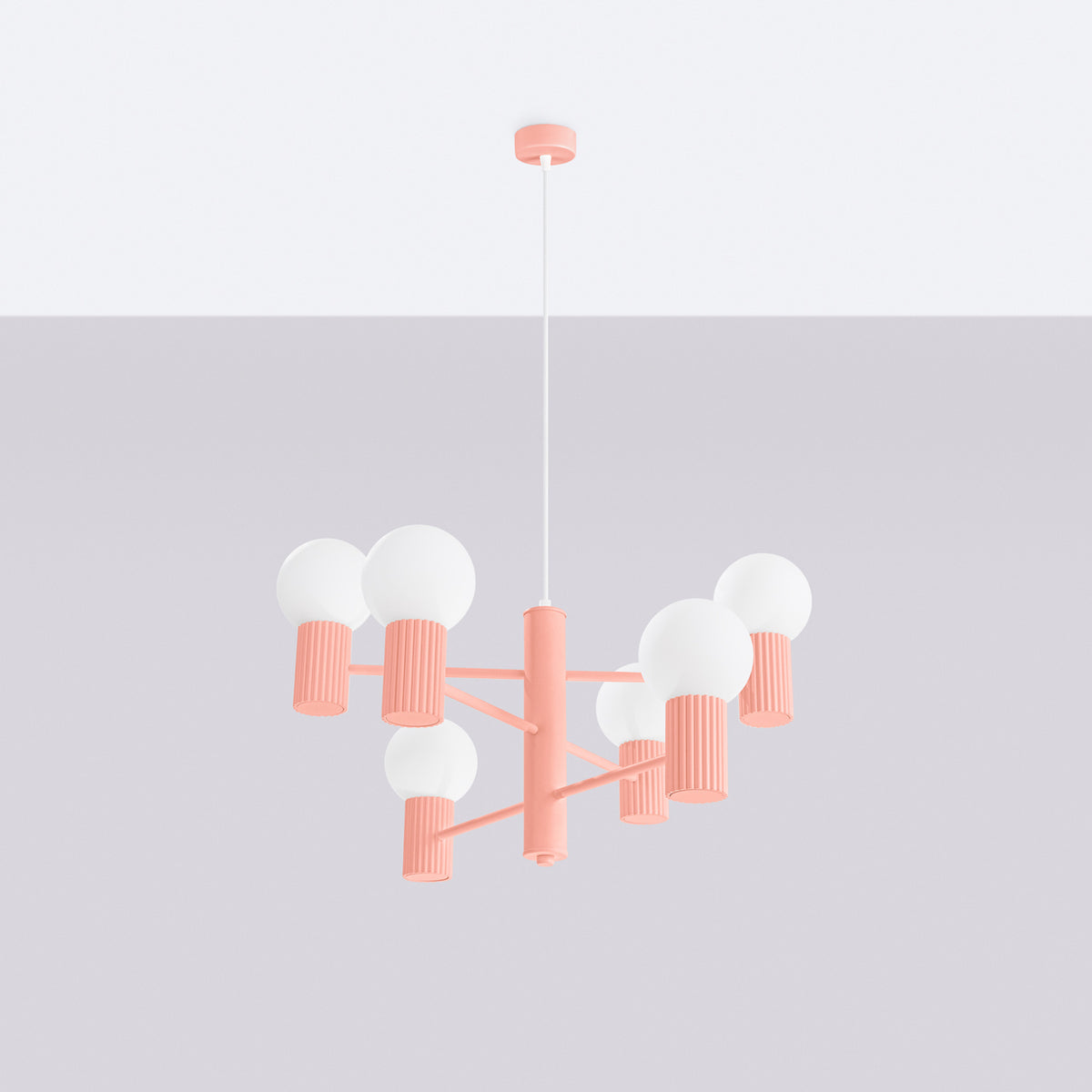 Lustre Halo laque rose pêche éteint suspendu au plafond devant un mur gris clair