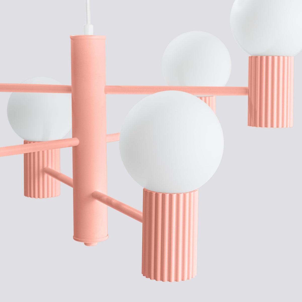 Détail du fût central laque rose pêche avec ses bras et ses culots cannelés sous les boules opales