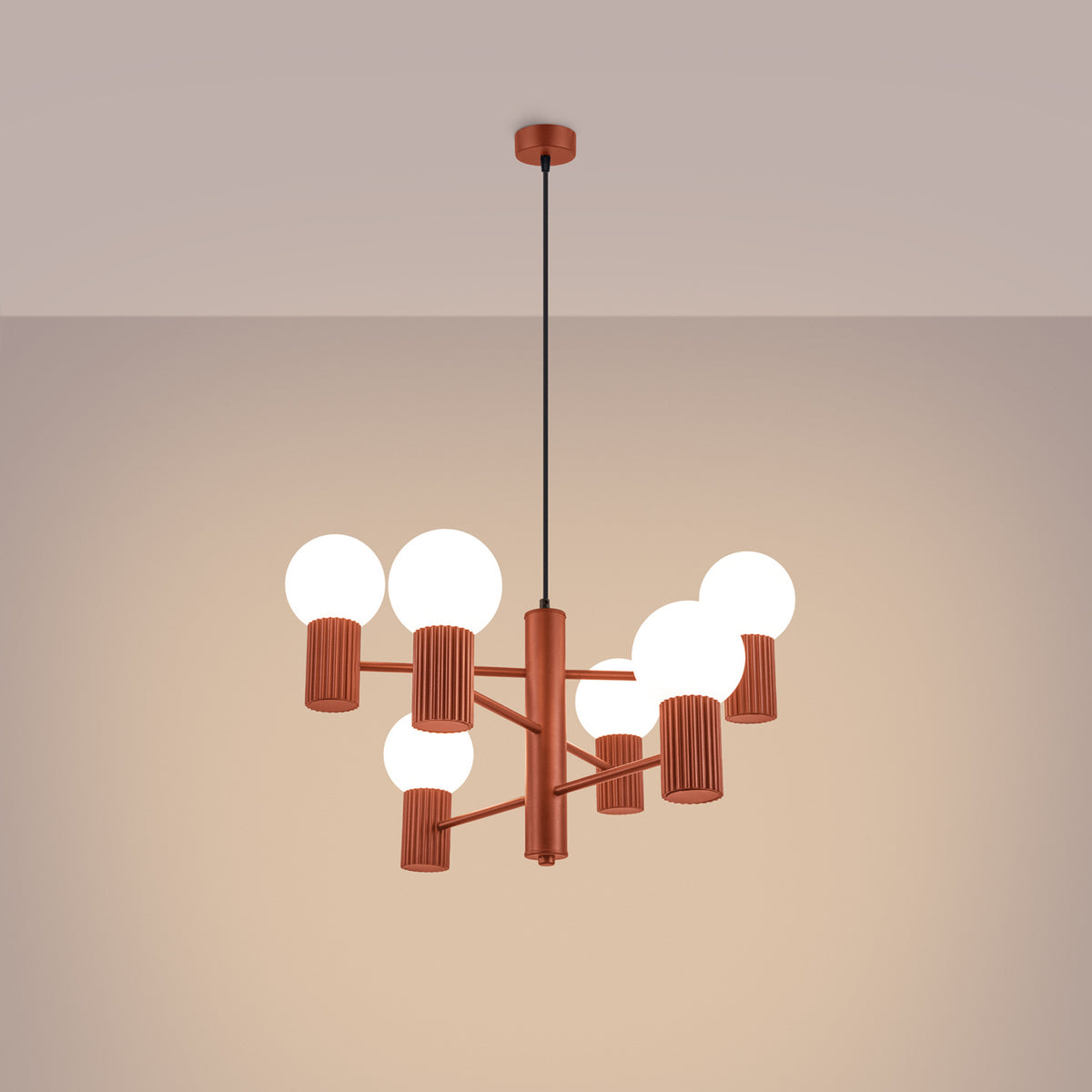 Lustre Halo laque rouge ocre allumé dont les six boules opales diffusent une lumière douce