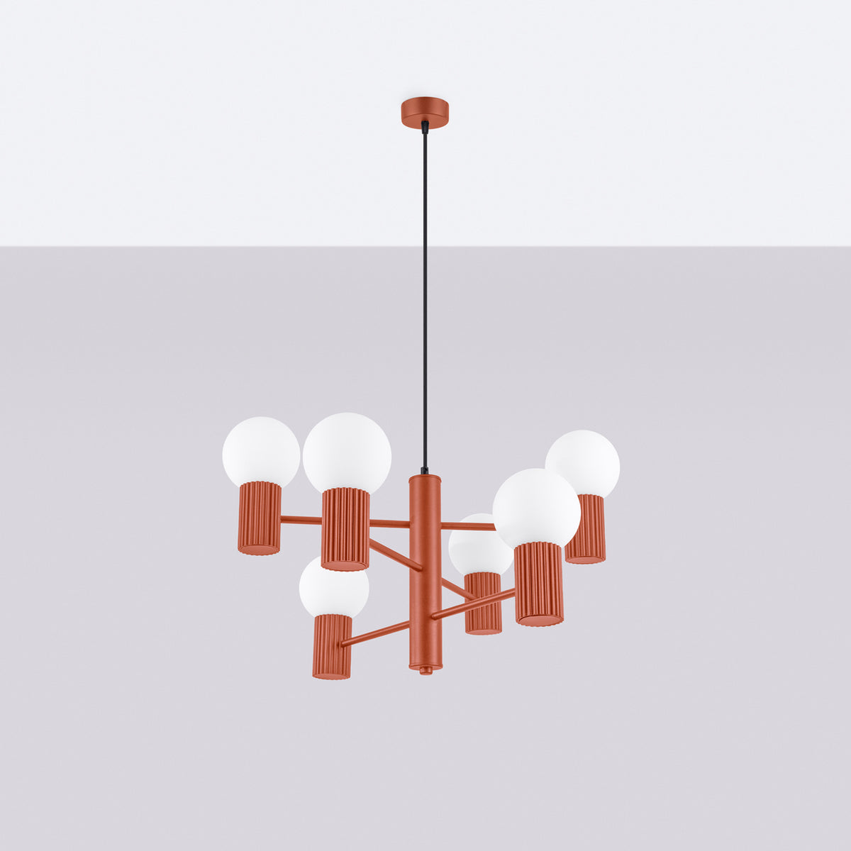 Lustre Halo laque rouge ocre éteint suspendu au plafond devant un mur gris clair