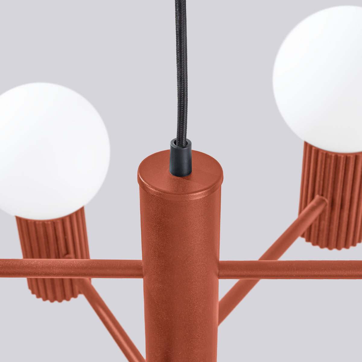 Haut du fût laque rouge ocre avec le passe-câble et le câble tressé noir
