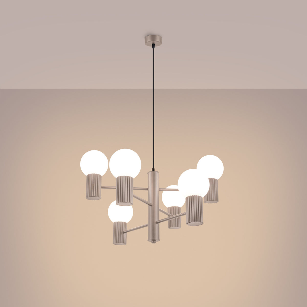 Lustre Halo laque taupe allumé dont les six boules opales diffusent une lumière douce