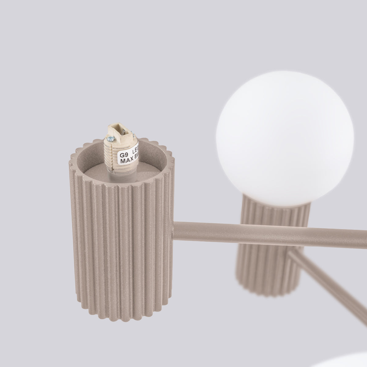 Culot cannelé laque taupe sans sa boule avec la douille G9 marquée LED 8 W maximum