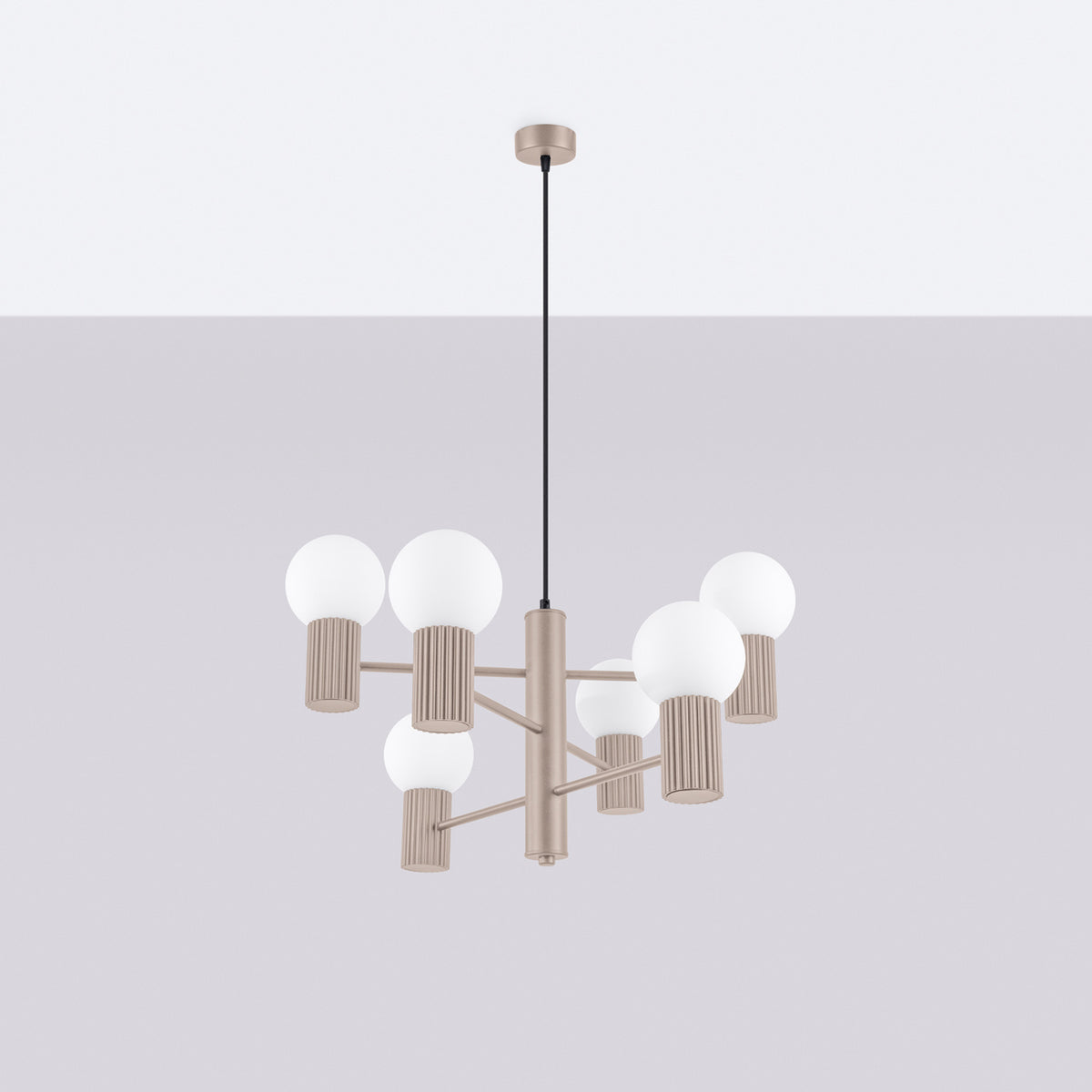 Lustre Halo laque taupe éteint suspendu au plafond devant un mur gris clair
