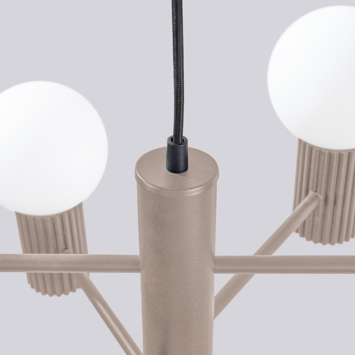 Haut du fût laque taupe avec le passe-câble et le câble tressé noir