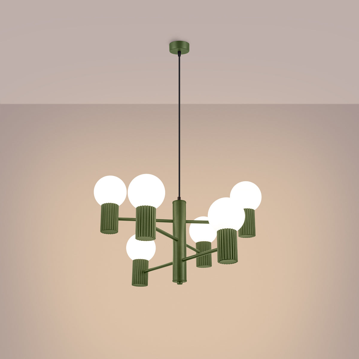 Lustre Halo laque vert olive allumé dont les six boules opales diffusent une lumière douce