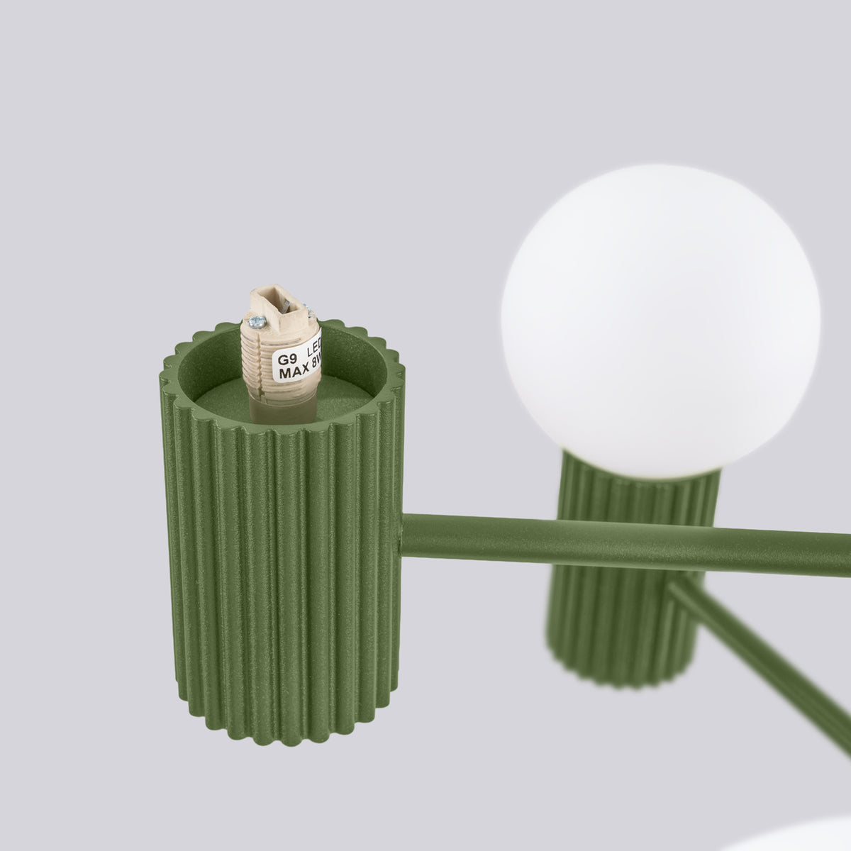 Culot cannelé laque vert olive sans sa boule avec la douille G9 marquée LED 8 W maximum