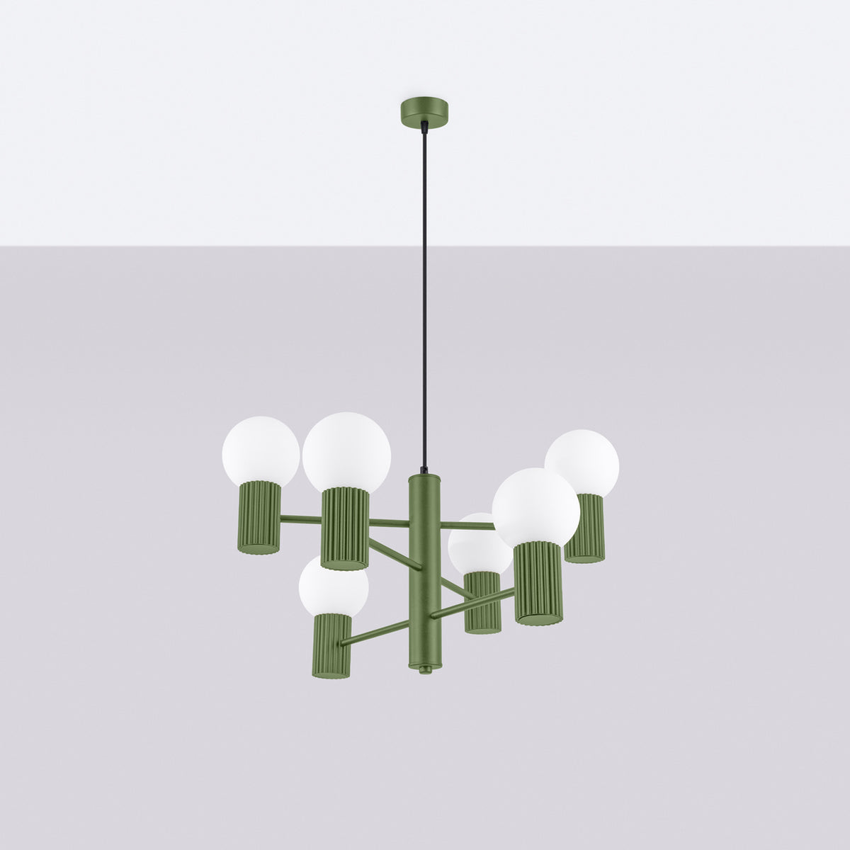 Lustre Halo laque vert olive éteint suspendu au plafond devant un mur gris clair
