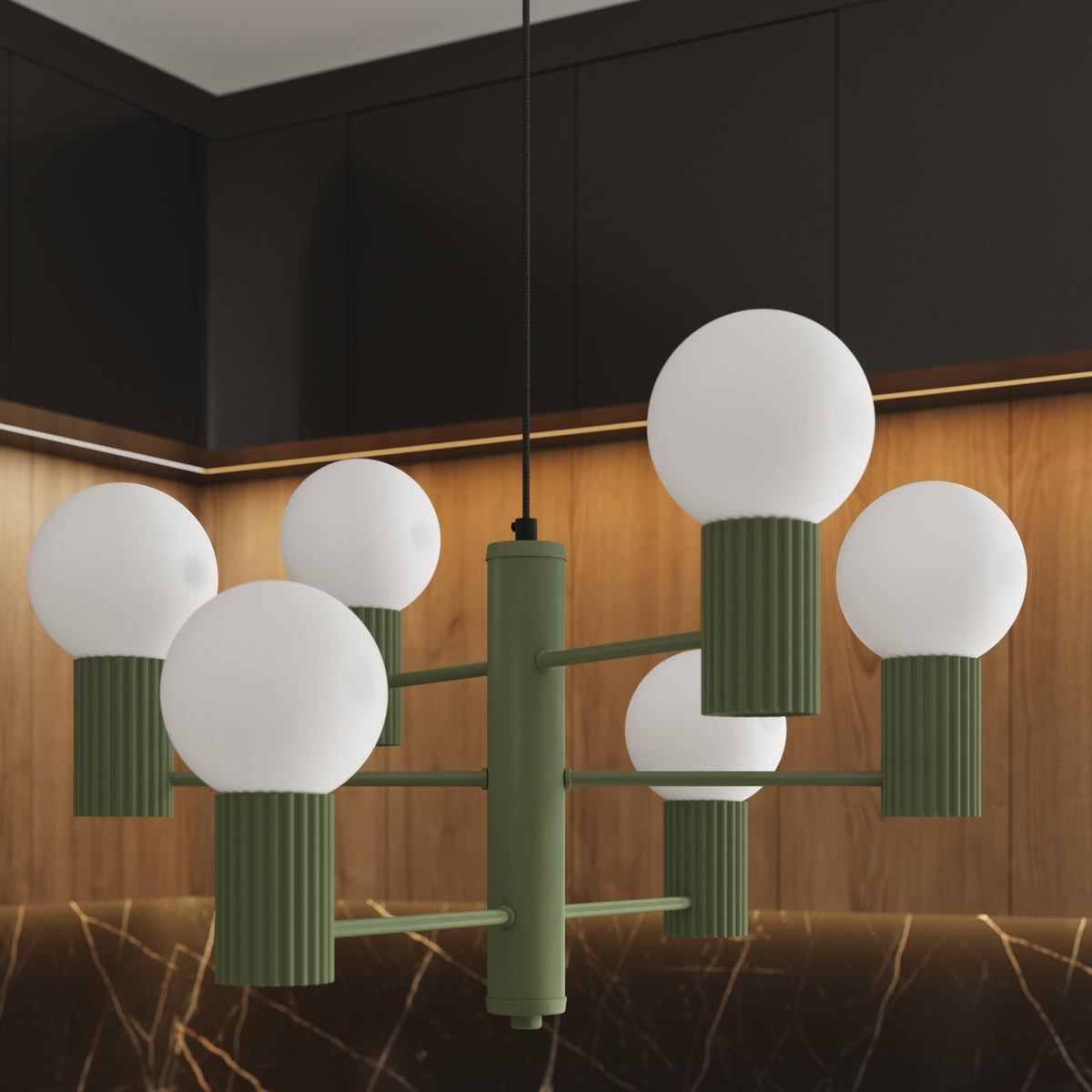Gros plan du lustre Halo laque vert olive et de ses six boules opales devant des façades en bois éclairées