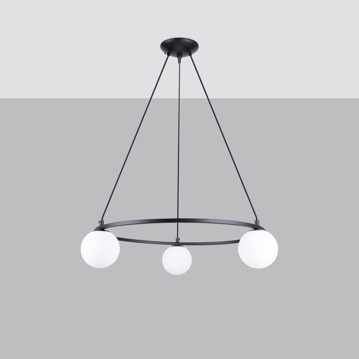 Lustre Yoli 3 éteint sur fond gris anneau d'acier noir suspendu par trois câbles
