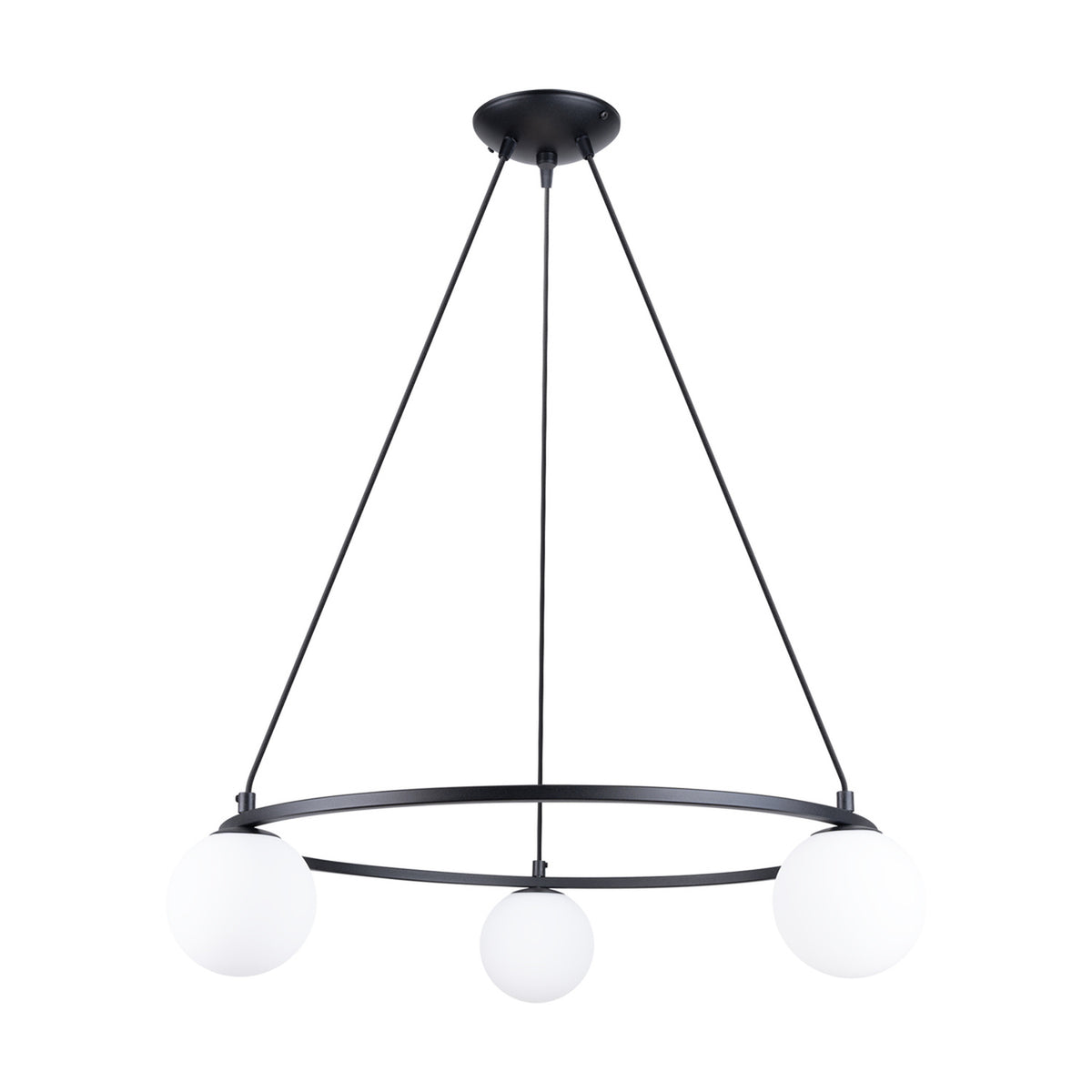 Lustre anneau Yoli 3 en acier noir avec trois boules de verre opale sur fond blanc