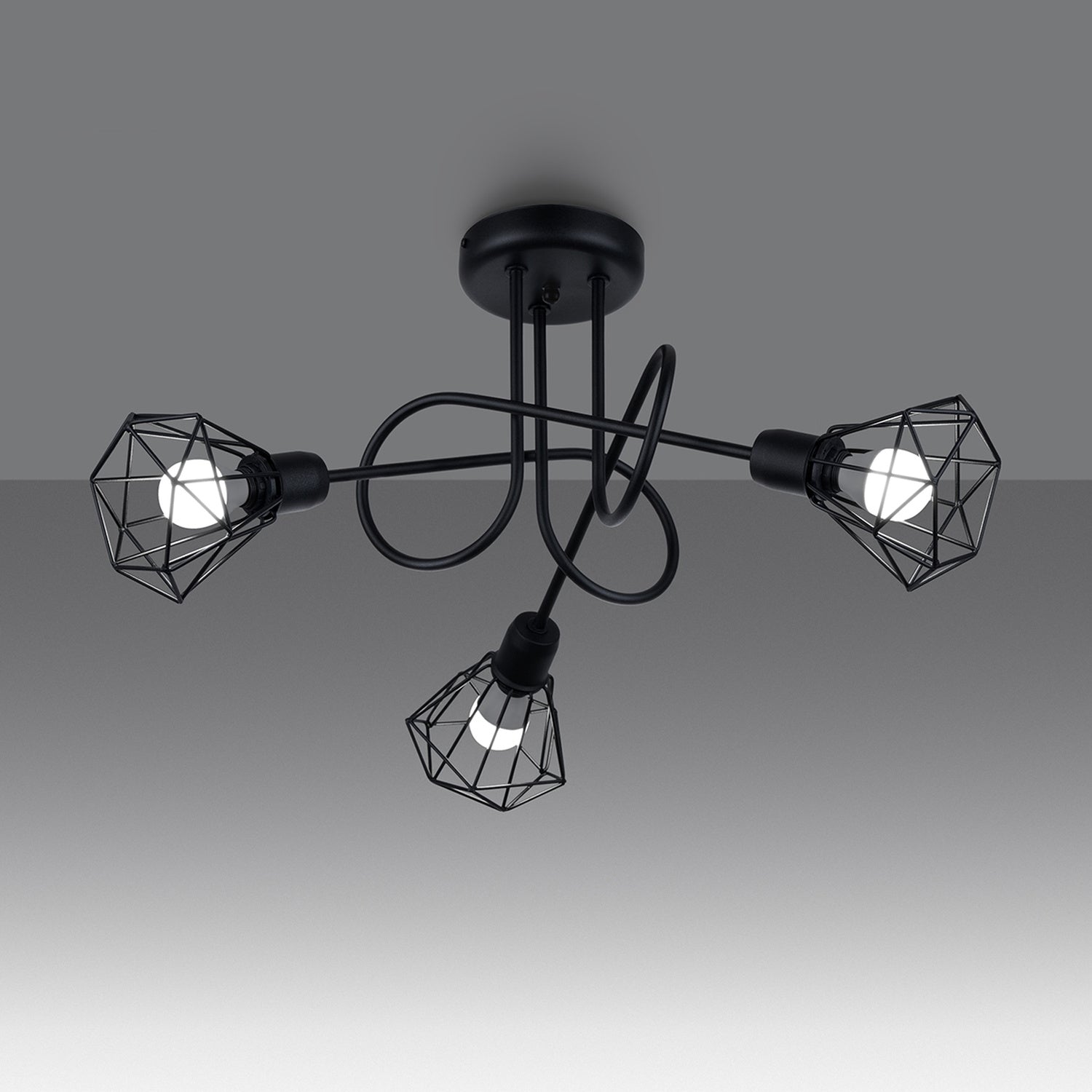 Lustre Artemis 3 branches noir allumé, ombres géométriques des cages